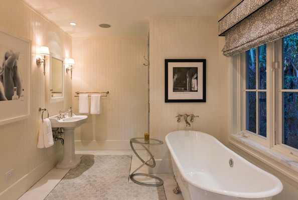 Celeb fürdőszoba - így Fest Jennifer Lawrence fürdőszobája káddal, mosdókagylóval és fürdőszoba dekor elemekkel.