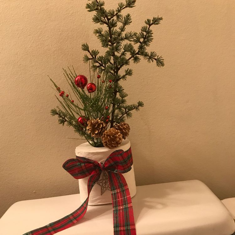 Fenyőágat a wc papírba! Garantált karácsonyi hangulat a fürdőszobában.