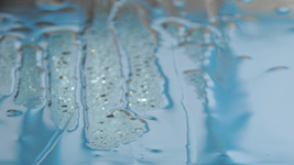 A víz hatása a RAVAK AntiCalc® által nem kezelt üvegfelületre