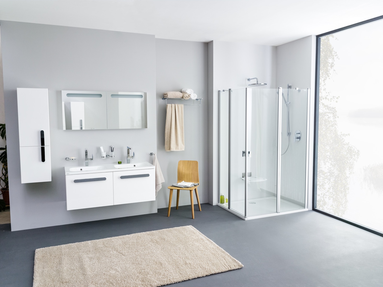 RAVAK tisztítószerekkel mindig üde és jó állapotú marad fürdőszobája, ahogyan ezen a Chrome koncepcióról készült fürdőszoba fotón is jól kivehető.