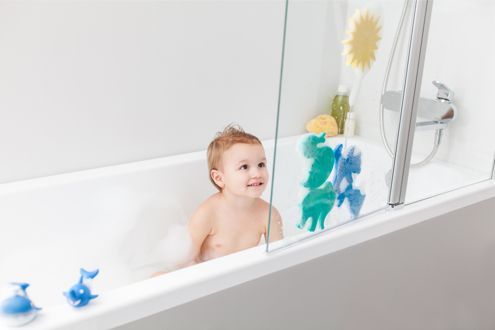 Miért választana kád és zuhanykabin között, ha kádparavánnal mindkettő előnyeit tudja élvezni?