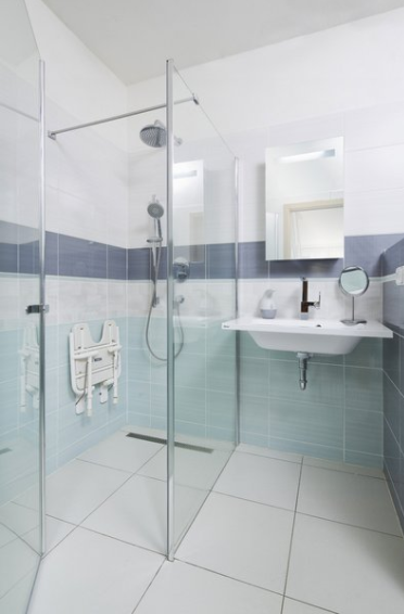 A zuhanyzó legfontosabb követelményei közé tartozott, hogy a zuhanyajtó befelé nyíljon és hogy megfelelő szélességű legyen a kerekesszékkel való mozgáshoz.