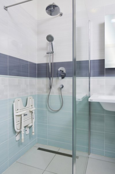 A zuhanyzót nagyobb zuhanykabinhoz is alkalmas, rozsdamentes zuhanyfolyókával egészítettük ki, amely hagyja érvényesülni a kerámia padlót, és biztosítja a 60 liter/perc vízáteresztő képességet.