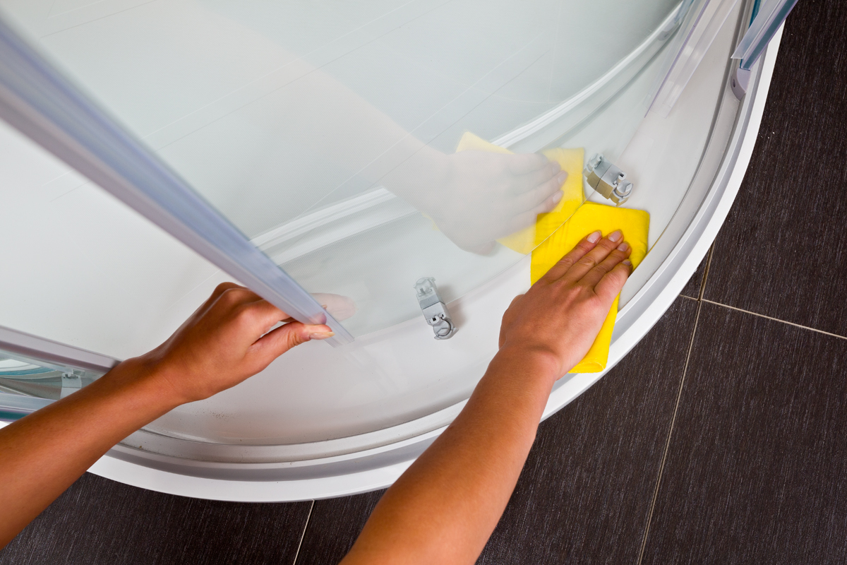 Használja a zuhanykabin tisztításához a tartós tisztaságért és vízkőmentességért a RAVAK AntiCalc tisztószert!
