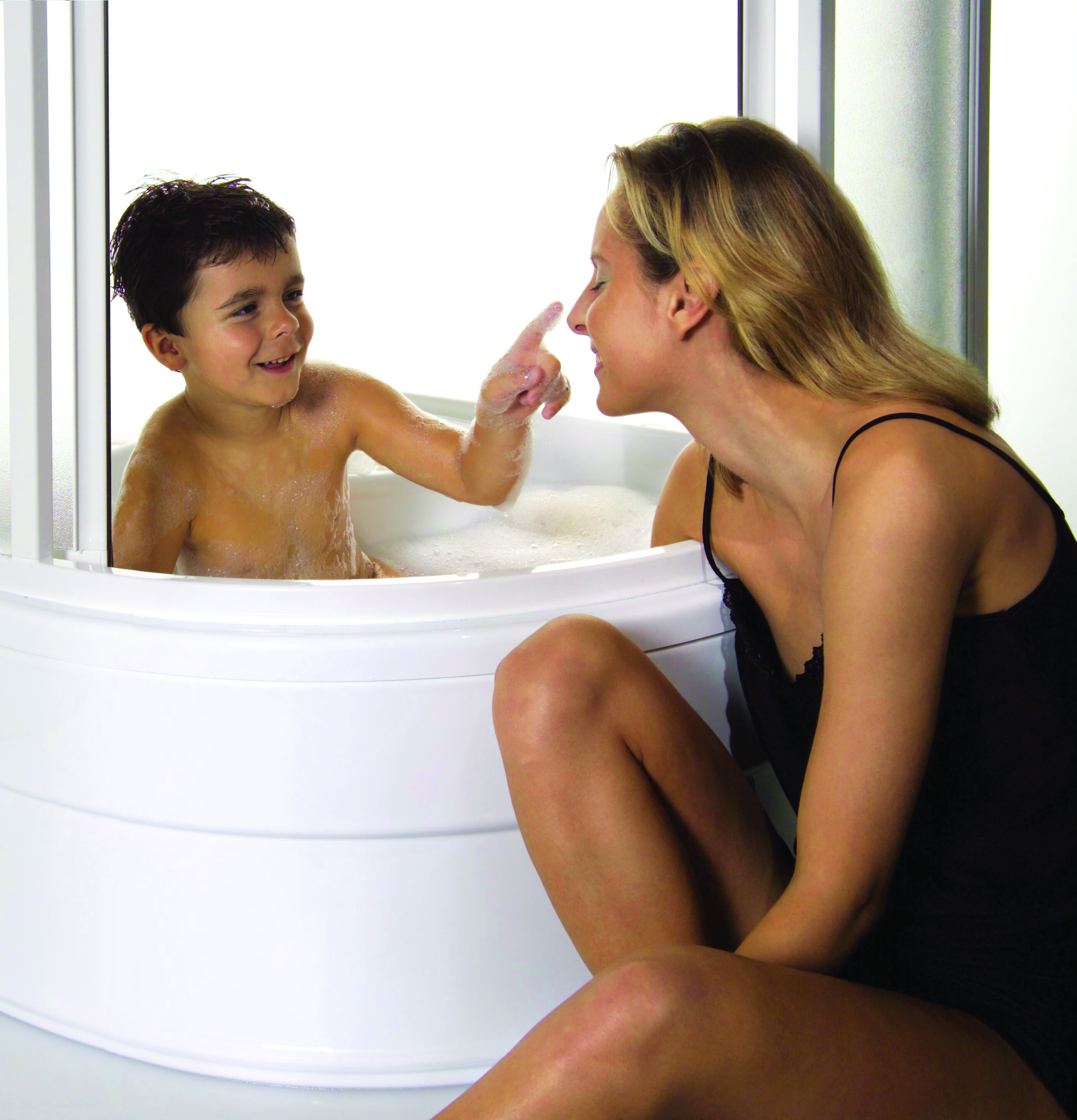 A RAVAK mélyülőkés zuhanytálcái minden fürdőszobában elférnek - a gyerekek és Ön is szívesen használja majd!