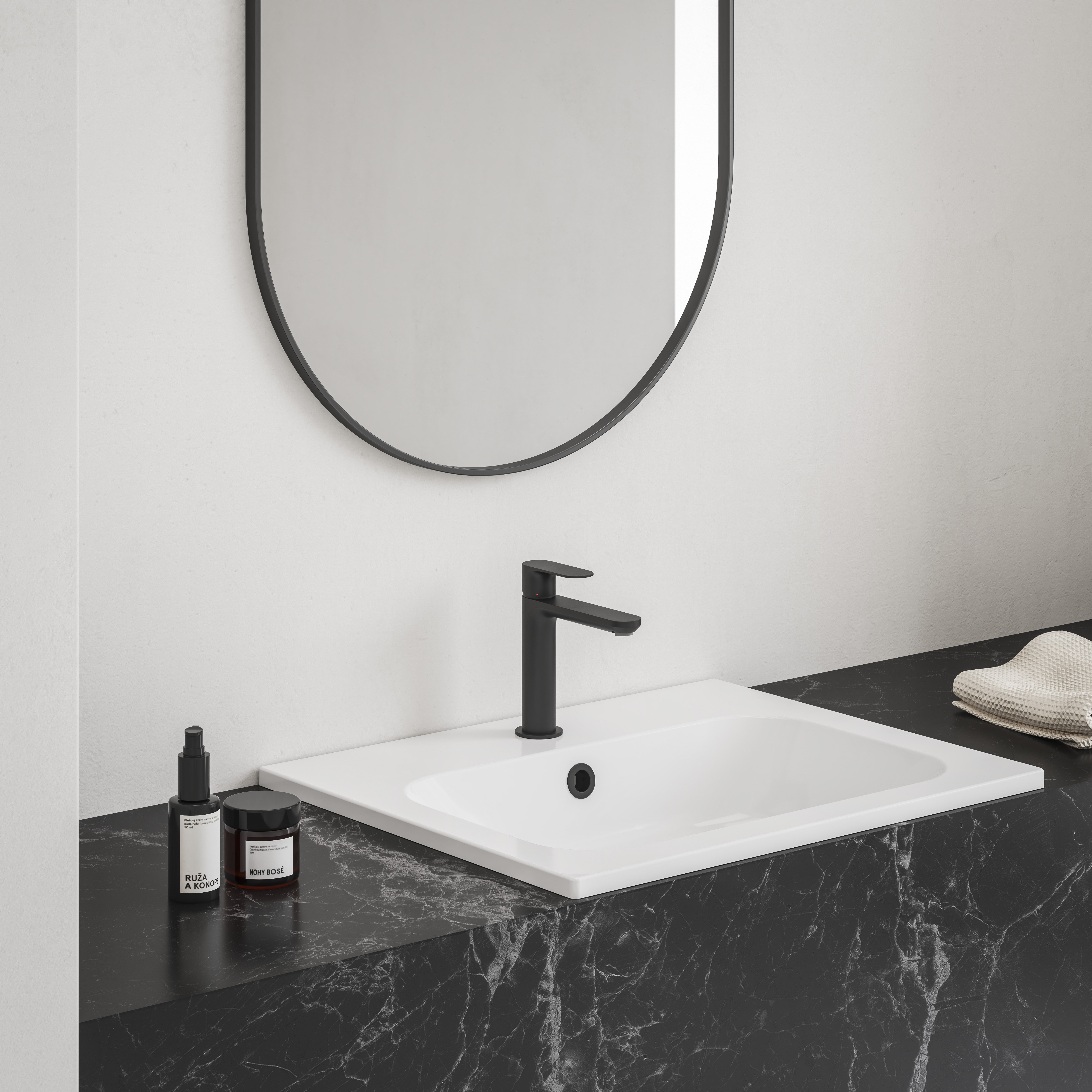 A fürdőszobában lévő fekete szín megtöri a minimalista stílust. 