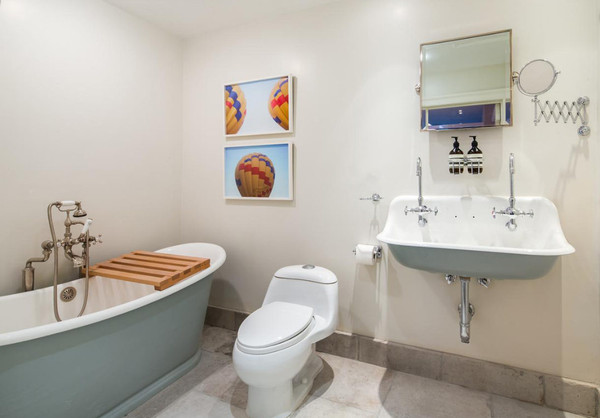 Sarah Jessica Parker manhattani lakásának fürdőszobája szabadon álló káddal, wc-vel és mosdóval