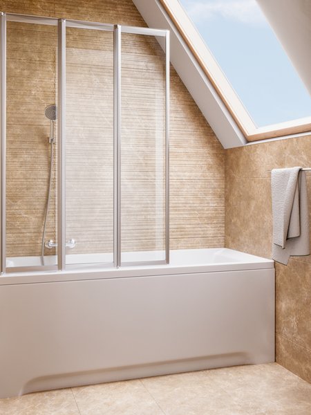 Egyszerű, klasszikus vonalvezetésű RAVAK fürdőszoba tetőtérbe 