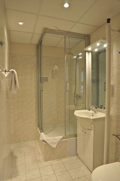 A kis fürdőszobában is maximális kényelmet biztosító RAVAK szaniterek a szállodákban is megállják helyüket.