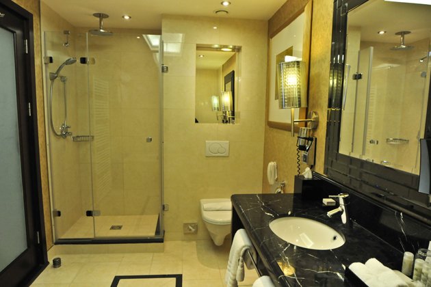 A szálloda luxus fürdőszobái a legmagasabb kényelmi szempontoknak is megfelelnek, többek között a Brilliant zuhanykabinoknak köszönhetően.