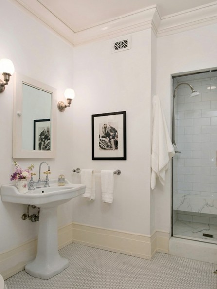 Celeb fürdőszoba - Jennifer Lawrence fürdőszobája zuhanykabinnal és mosdóval.