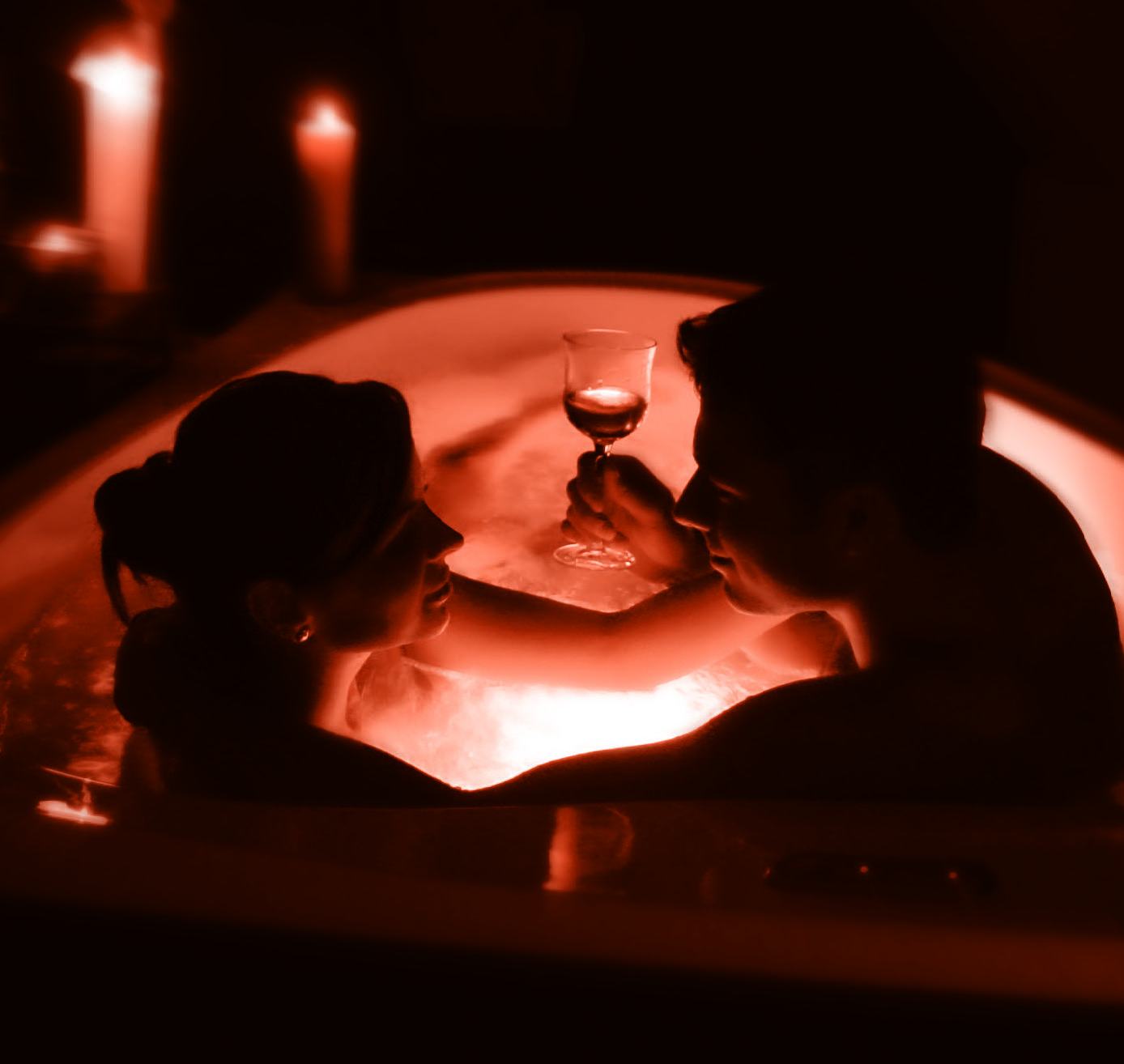 A romantikus Valentin-napi fürdőzés közben nagyon hamar megszomjazhatnak, az alkohol dehidratáló hatása pedig fokozódik. Készítsen kéz közelbe elegendő ivóvizet!