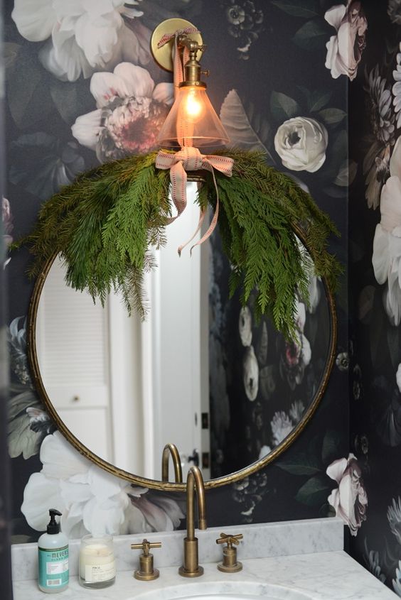Karácsonyra a fürdőszoba tükröt is ünnepi hangulatúvá lehet varázsolni. A titok: fenyőág.