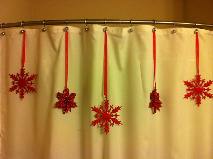 A zuhanyfüggönyt, a zuhanykabint karácsonyi hangulatú hópelyhekkel is jó ötlet lehet feldíszíteni.