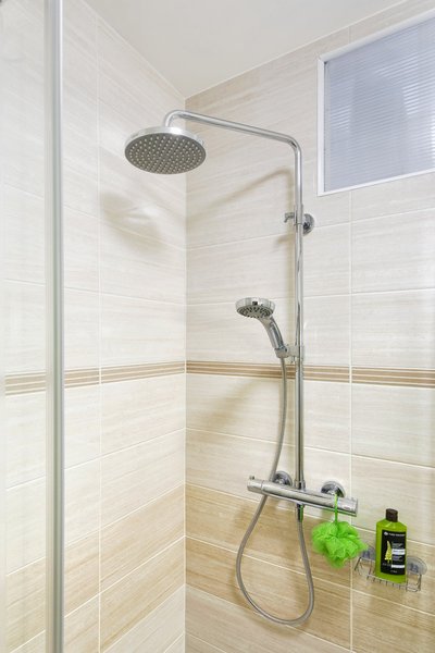 A Blix zuhanykabinba állítható zuhanyoszlop került esőztetővel és kézi zuhanyfejjel. Így maximálisan komfortos a zuhanyzás!