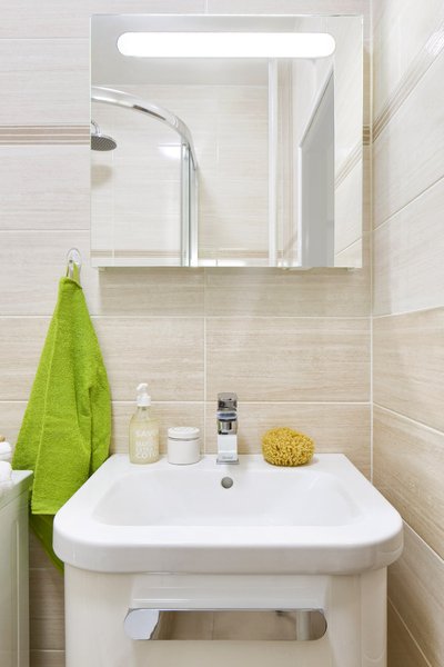 A Chrome tükör és mosdó, valamint fürdőszoba szekrény tökéletes harmóniát alkot a fürdőben.